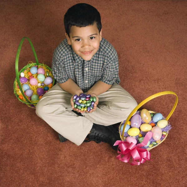 Chlapec s velikonoční košíky. — Stock fotografie