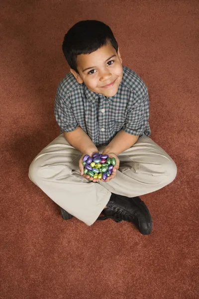 Мальчик держит пасхальные конфеты . — стоковое фото