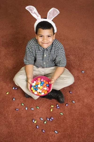 Chlapec slaví Velikonoce. — Stock fotografie