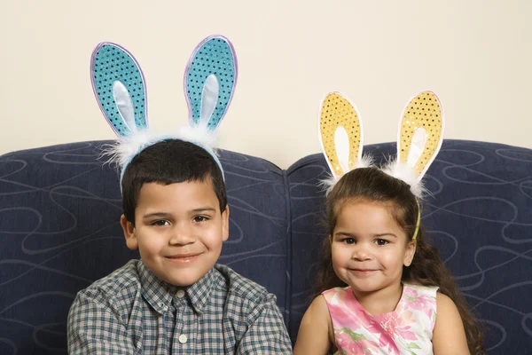 Kinderen dragen bunny oren. — Stockfoto