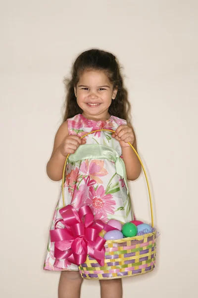 Dívka drží velikonoční koš. — Stock fotografie