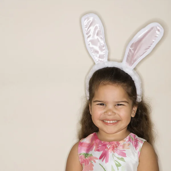 Flickan bär bunny öron. — Stockfoto