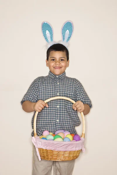 Αγόρι γιορτάζει το Πάσχα. — Φωτογραφία Αρχείου