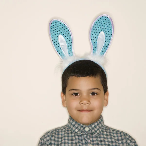 Pojke bär bunny öron. — Stockfoto