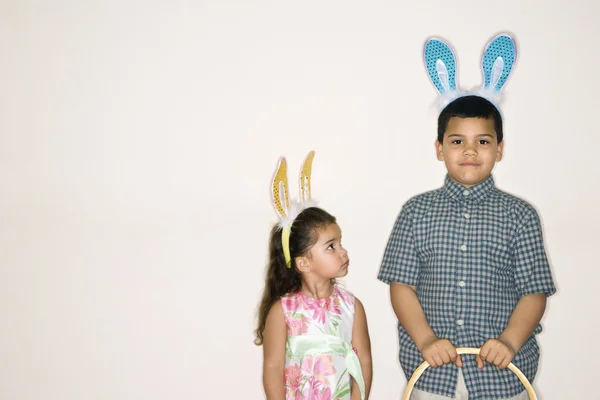 Tavşan kulakları giyen çocuk. — Stok fotoğraf