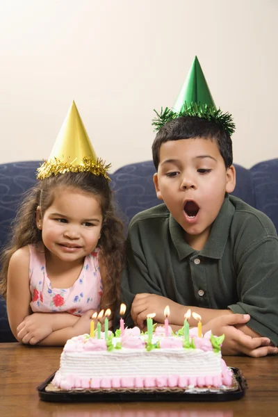 Діти мають вечірку на день народження . — стокове фото