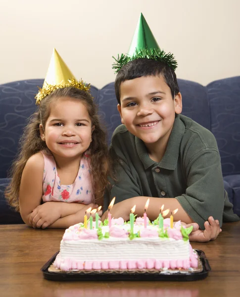Crianças fazendo festa de aniversário . — Fotografia de Stock