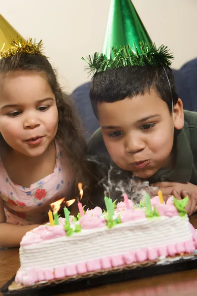 Crianças fazendo festa de aniversário . — Fotografia de Stock