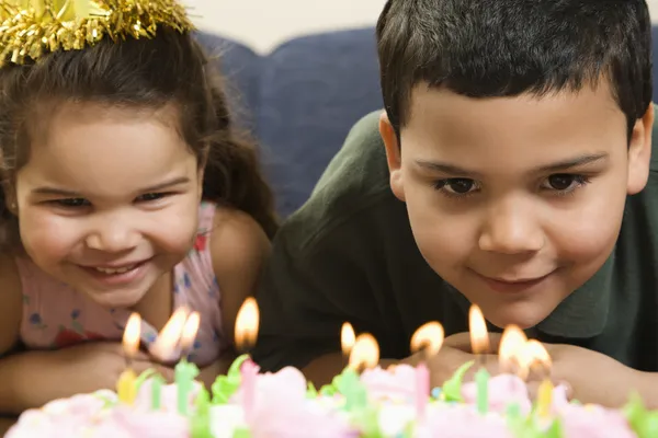 Kids and birthday cake. — Stock Photo, Image