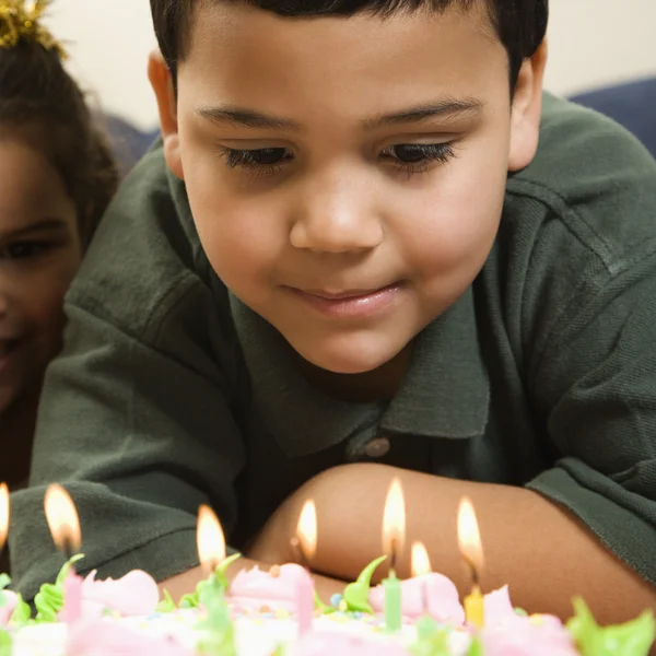 Barn och födelsedag tårta. — Stockfoto