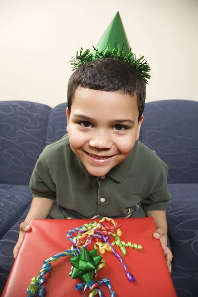 Menino com presente de aniversário . — Fotografia de Stock