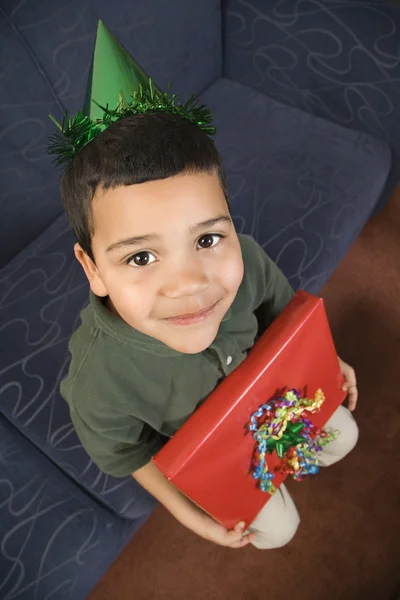 Мальчик с подарком на день рождения . — стоковое фото