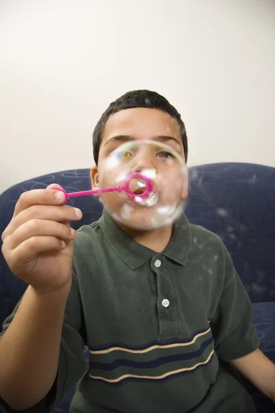 Мальчик пускает пузыри . — стоковое фото