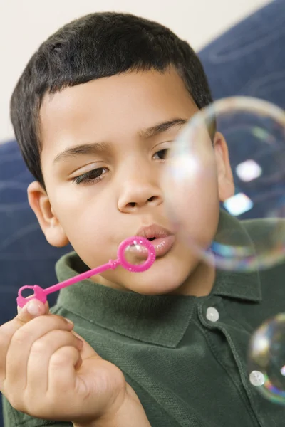 Fiú fúj buborékok. — Stock Fotó