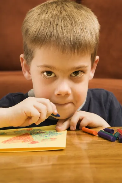 Мальчик рисует . — стоковое фото