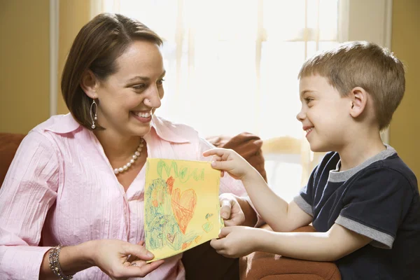 Pojke ger mamma ritning. — Stockfoto