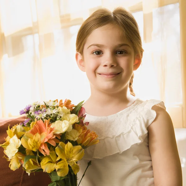 Kız holding çiçekler. — Stok fotoğraf