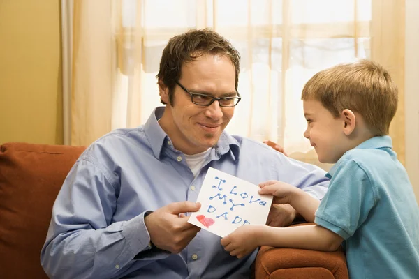 Pojke ger pappa ritning. — Stockfoto