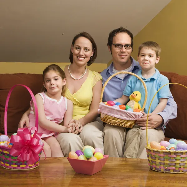 Velikonoční rodinný portrét. — Stock fotografie