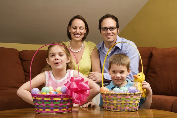 Osterfamilienporträt. — Stockfoto