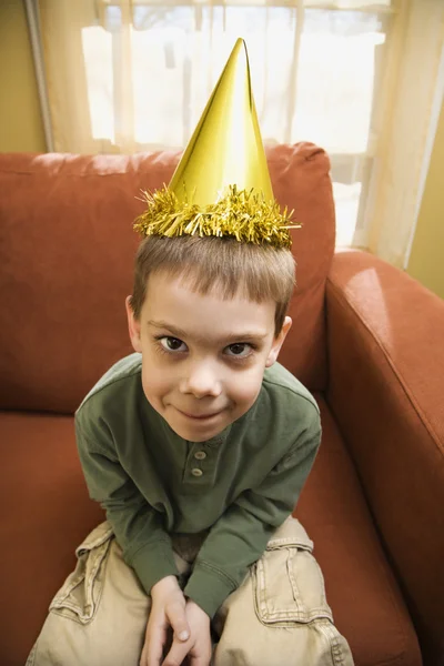 パーティの帽子の少年. — ストック写真