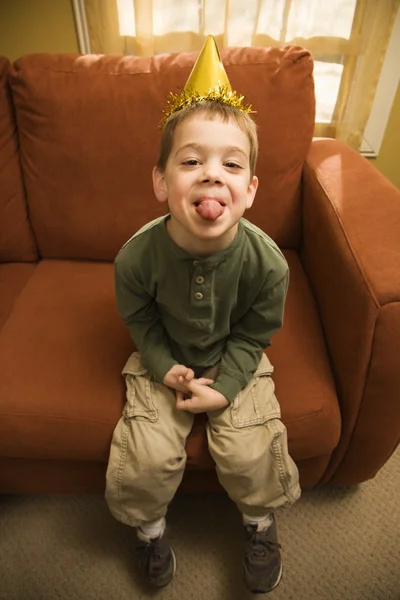 Хлопчик стирчить язиком . — стокове фото