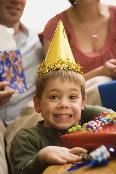 Niño en fiesta de cumpleaños . —  Fotos de Stock