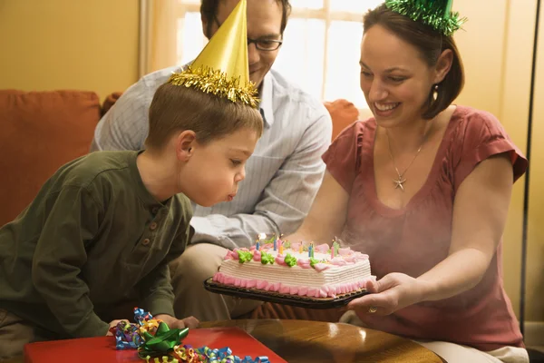 Chlapec s narozeninovým dortem. — Stock fotografie