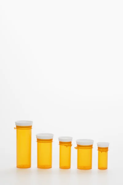 Bottiglie vuote di medicina gialla. Isoato — Foto Stock