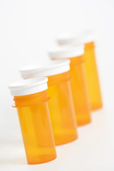 Garrafas de medicina amarelas vazias. Isolados — Fotografia de Stock