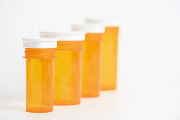 Žluté prázdné lékovky. samostatný — Stock fotografie