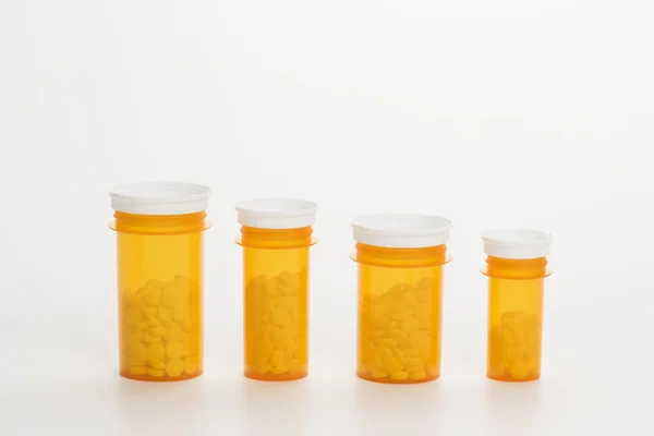 Frascos de remédio amarelo com comprimidos. Isoado — Fotografia de Stock