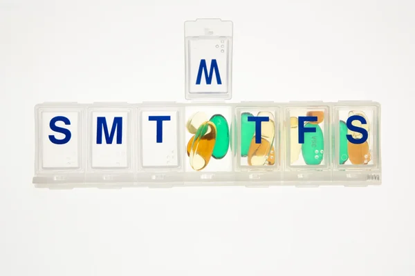 Comprimidos num Organizador de Pílulas. Isolados — Fotografia de Stock