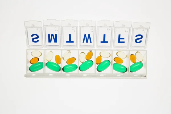 Comprimidos em Open Pill Organizer. Isolados — Fotografia de Stock