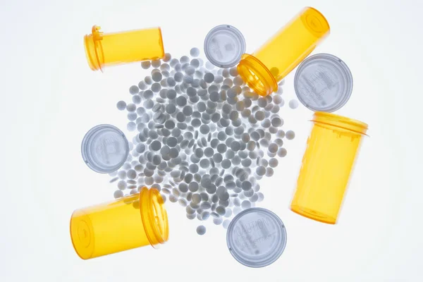 Bottiglie e pillole di medicina. Isolato — Foto Stock