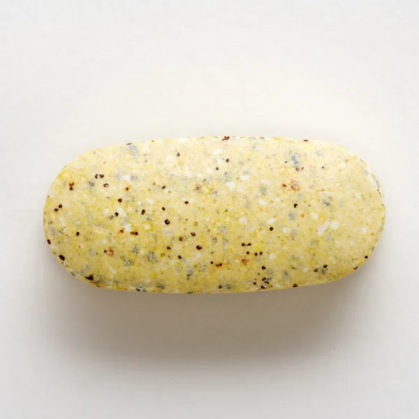 Beyaz üzerine vitamin tablet — Stok fotoğraf