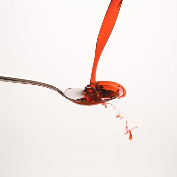 Cucchiaio e medicina rossa . — Foto Stock