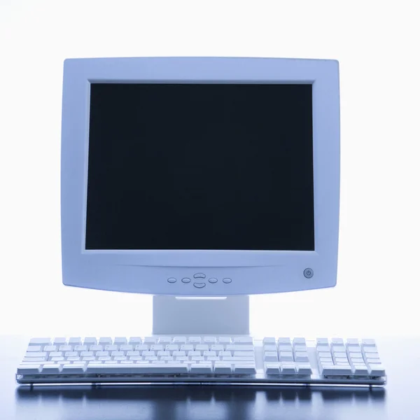 Monitor de ordenador y teclado. — Foto de Stock