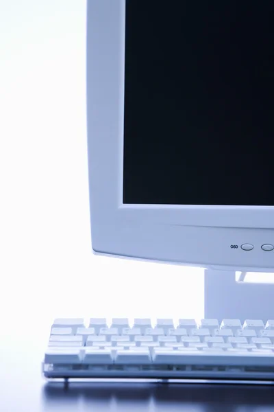 Bilgisayar monitörü ve klavyesi. — Stok fotoğraf