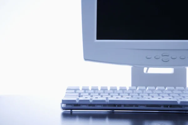 Monitor de computador e teclado . — Fotografia de Stock