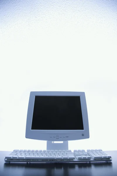 Monitor de ordenador y teclado. — Foto de Stock