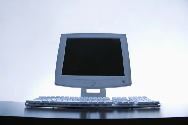 コンピューターモニターとキーボード. — ストック写真