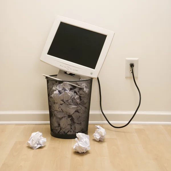 Computador em lata de lixo . — Fotografia de Stock