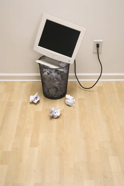 ゴミ箱の中のコンピューター. — ストック写真