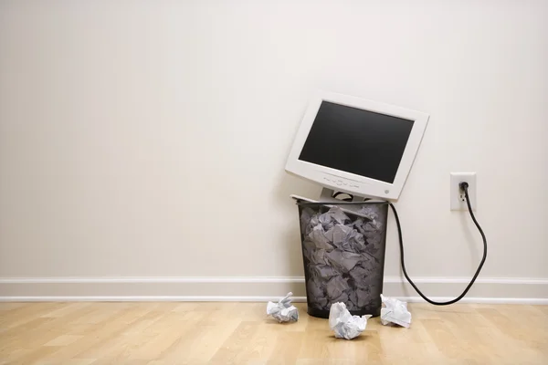 Computadora en bote de basura . —  Fotos de Stock