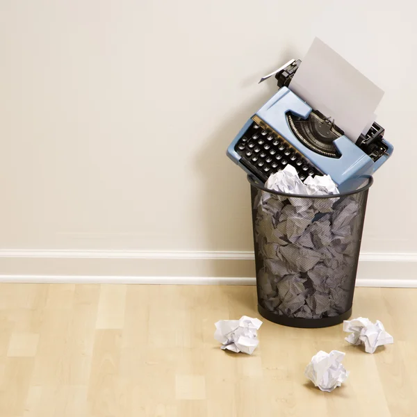 Macchina da scrivere in bidone della spazzatura . — Foto Stock