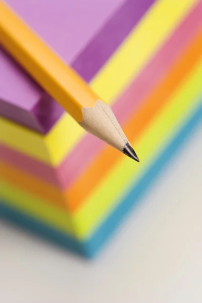 Ceruza és az öntapadó jegyzetek. — Stock Fotó