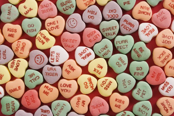 Coeurs de bonbons sur rouge . — Photo