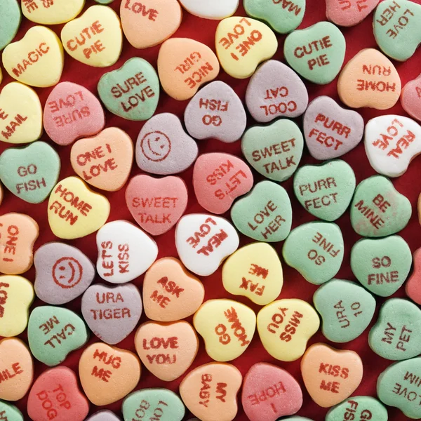 Coeurs de bonbons sur rouge . — Photo