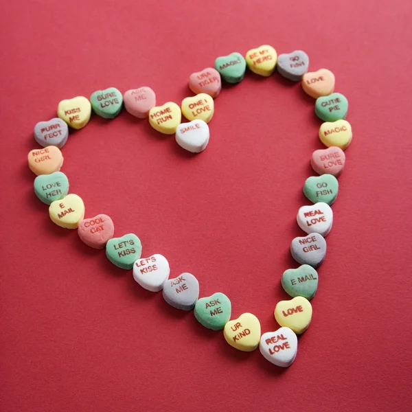 Corazón de caramelo en rojo . —  Fotos de Stock